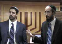 מפגש מצולם בין הר' אברהם חזן לר' דורון לדווין בנוכחות תלמידי ישיבות הסדר